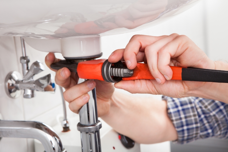 Emergency plumber attending a job in Islington